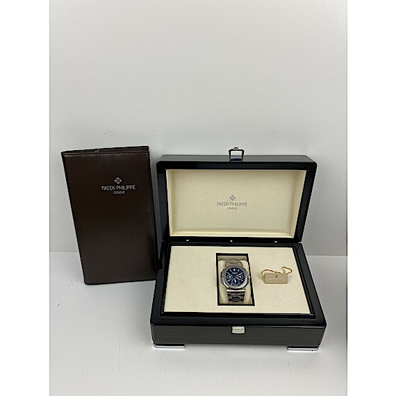 Patek Philippe Nautilus 5740/1G-001  Patek Philippe Nautilus 5740/1G-001