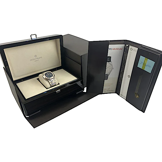 Patek Philippe Nautilus 5740/1G-001 Patek Philippe Nautilus 5740/1G-001