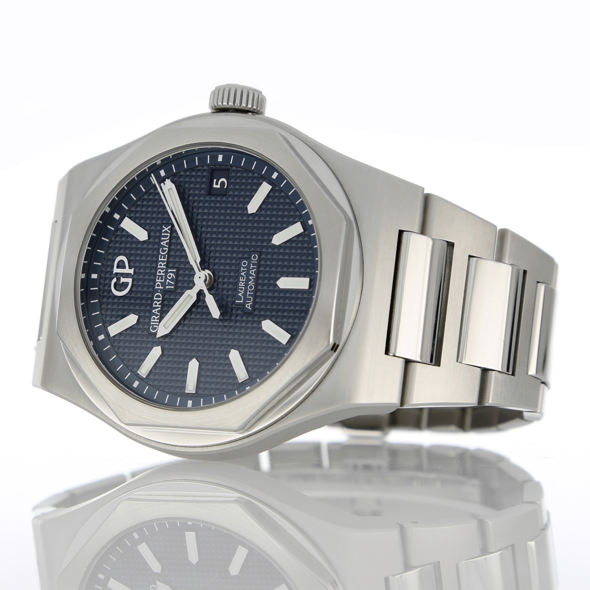 Girard Perregaux Laureato 81010-11-431-11A