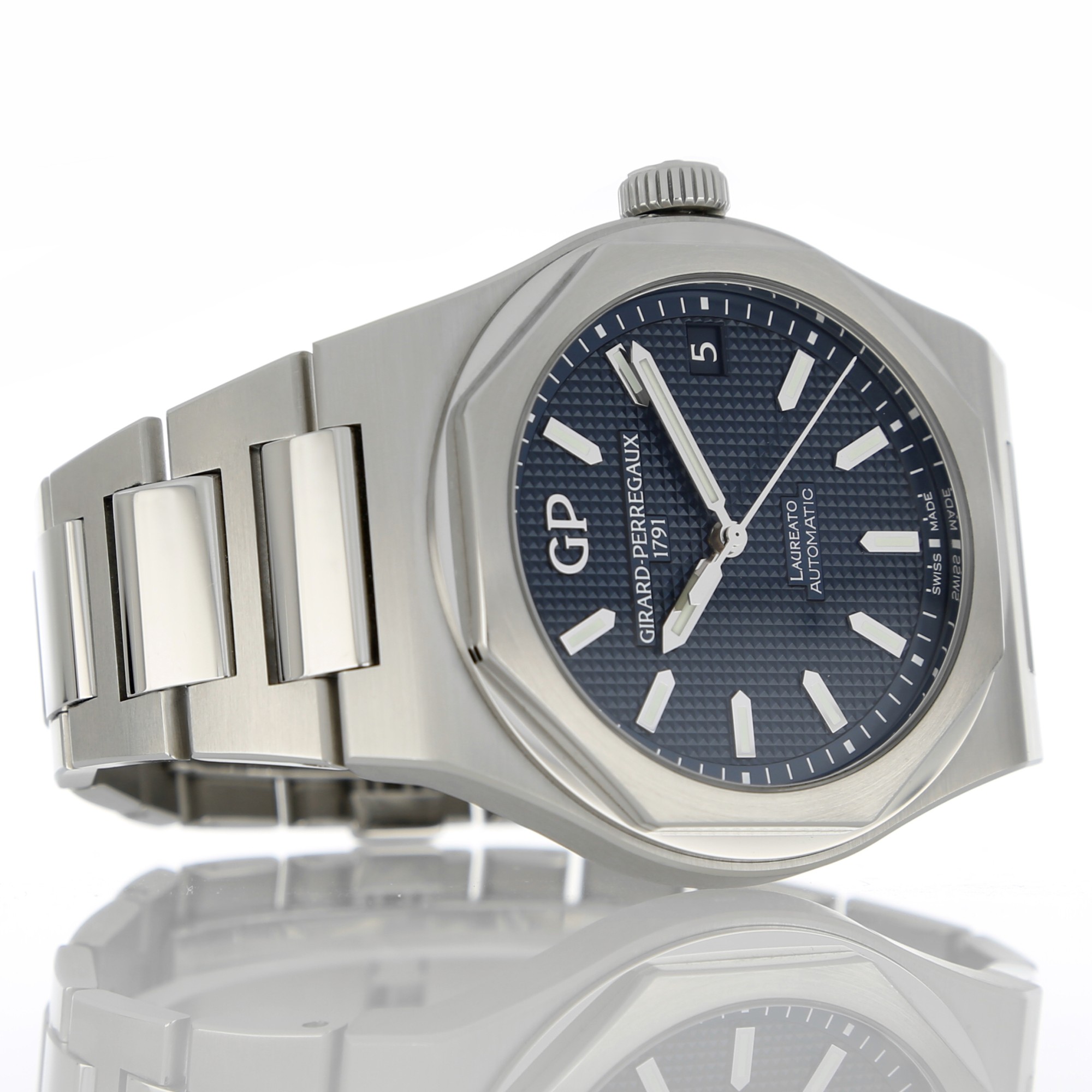 Girard Perregaux Laureato 81010-11-431-11A