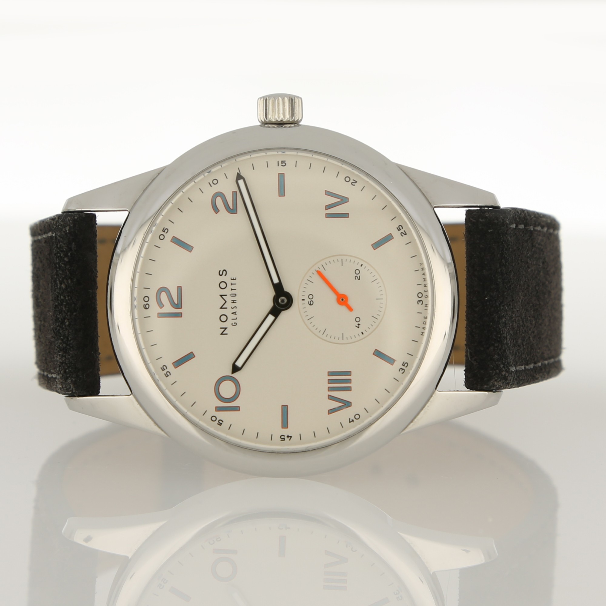Nomos Club 737