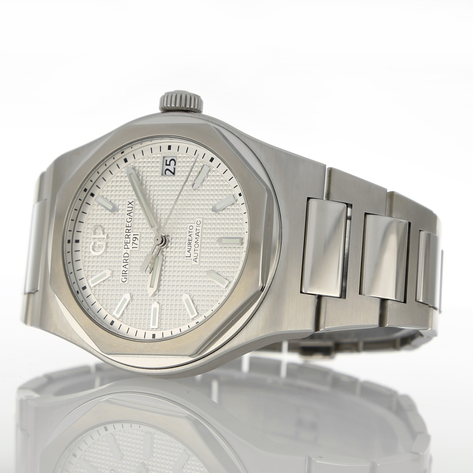 Girard Perregaux Laureato 81010-11-131-11A